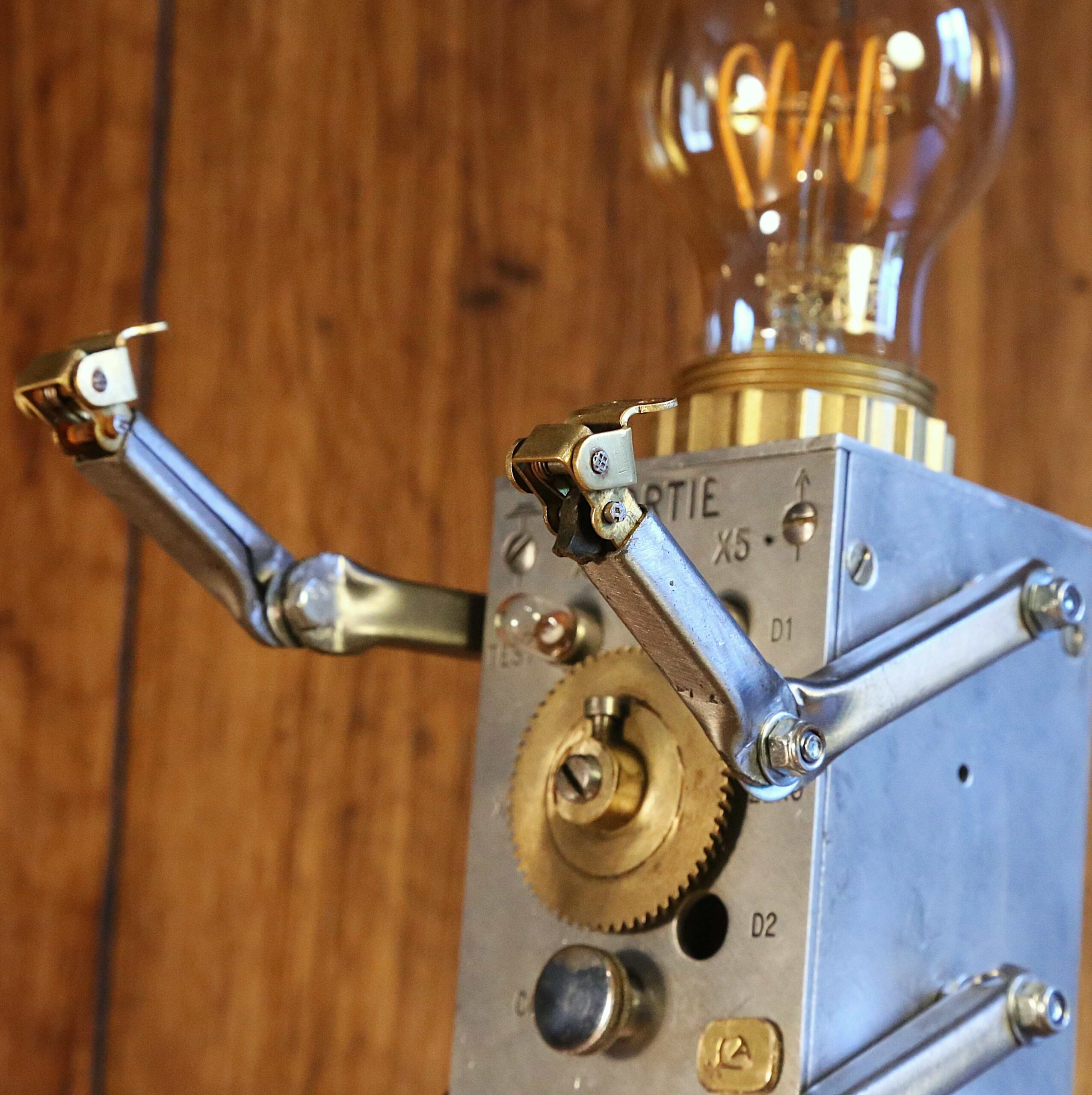 Lampe unique robot articulé en métal – Image 7