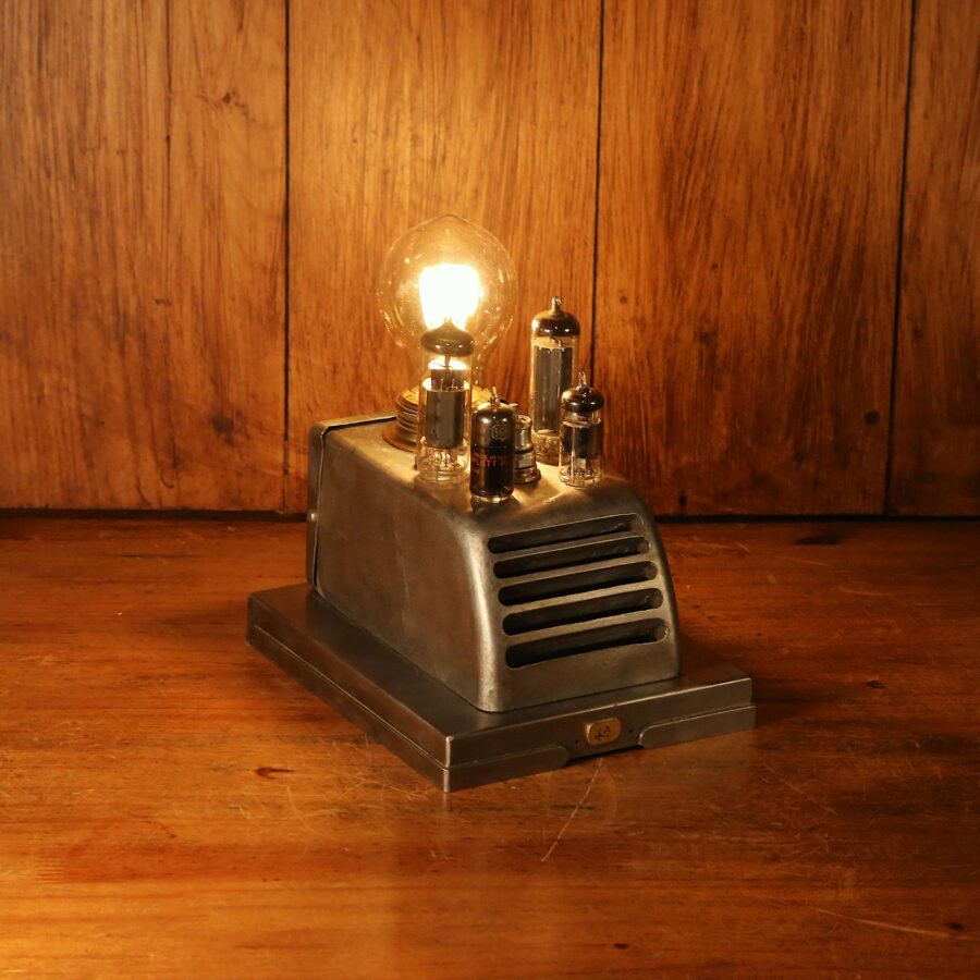Lampe unique Steampunk métal fabriquée à la main