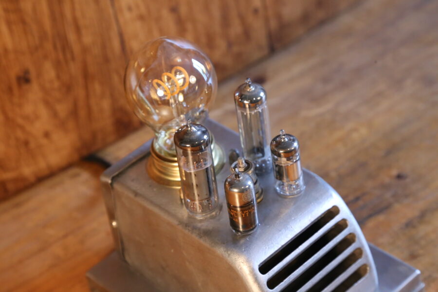 Lampe unique Steampunk métal fabriquée à la main – Image 5