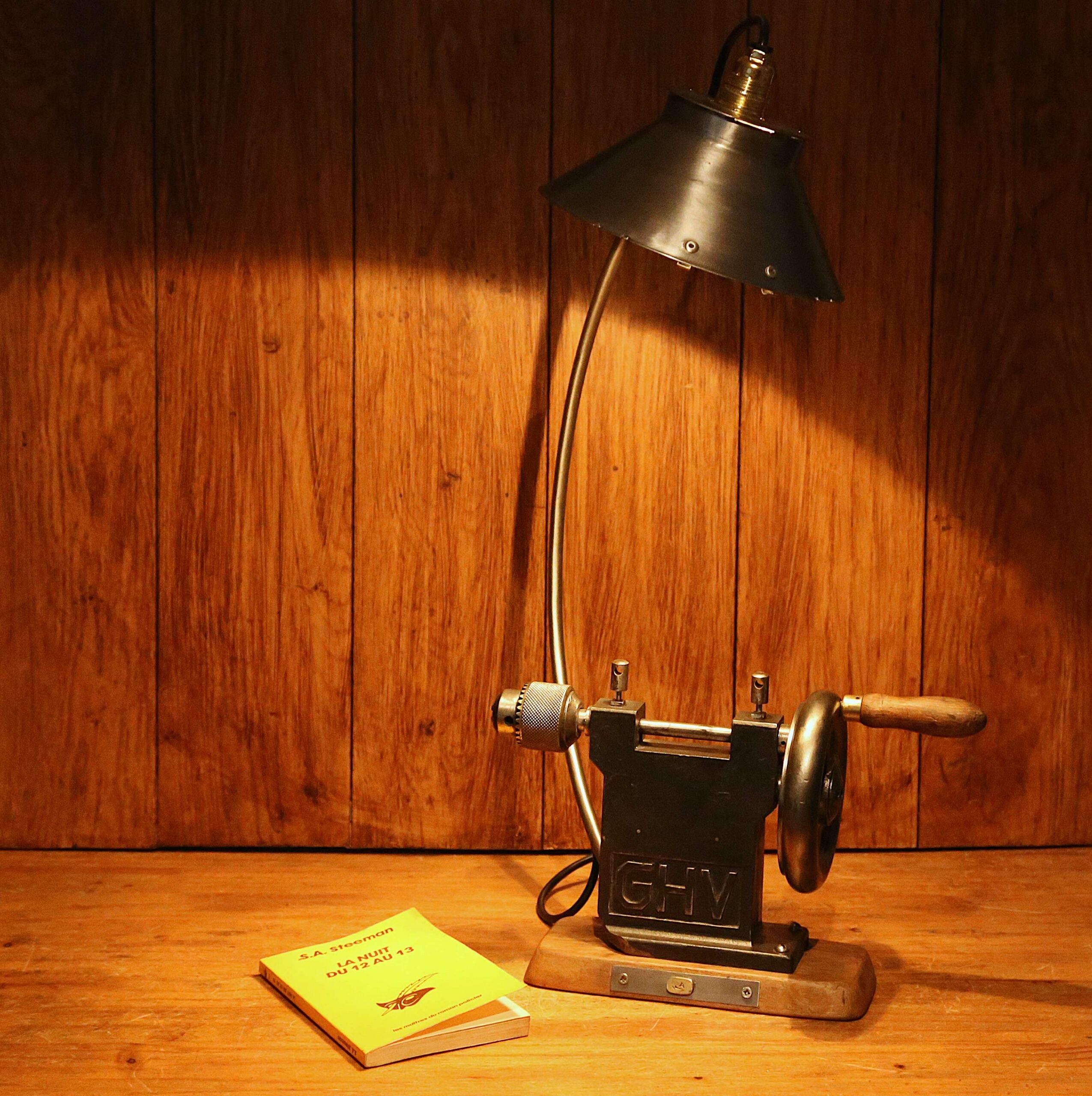 Lampe upcycling outil ancien en métal