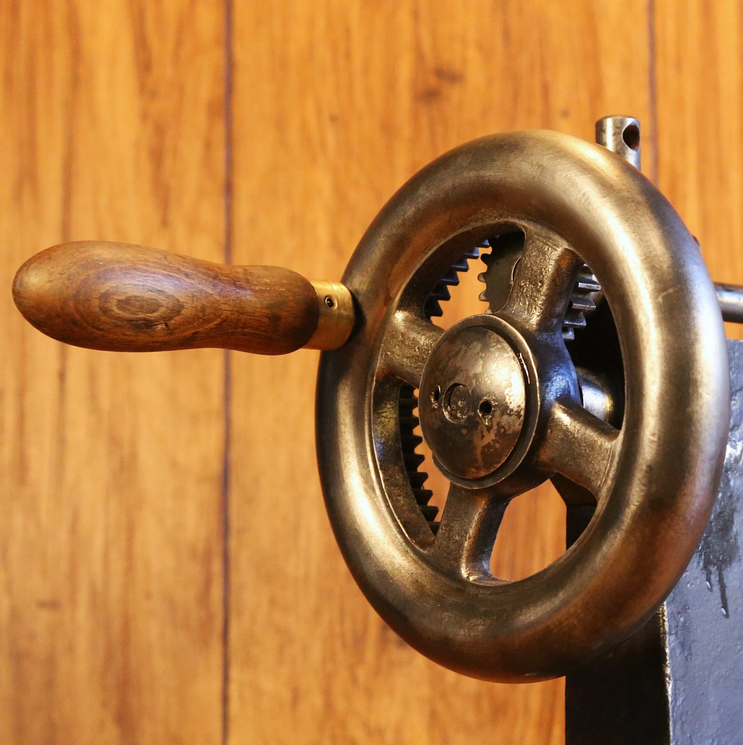Lampe upcycling outil ancien en métal – Image 3