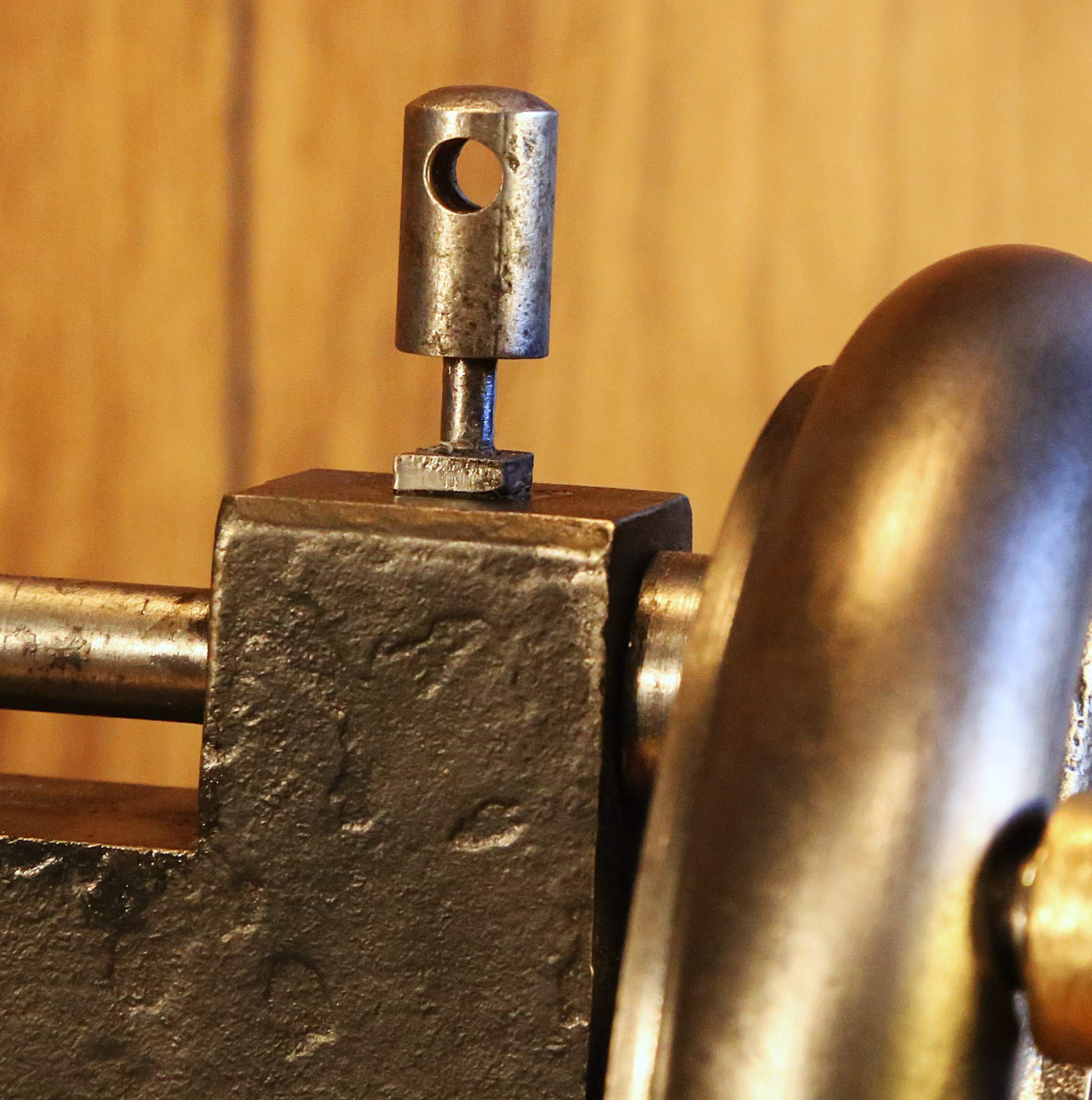 Lampe upcycling outil ancien en métal – Image 4