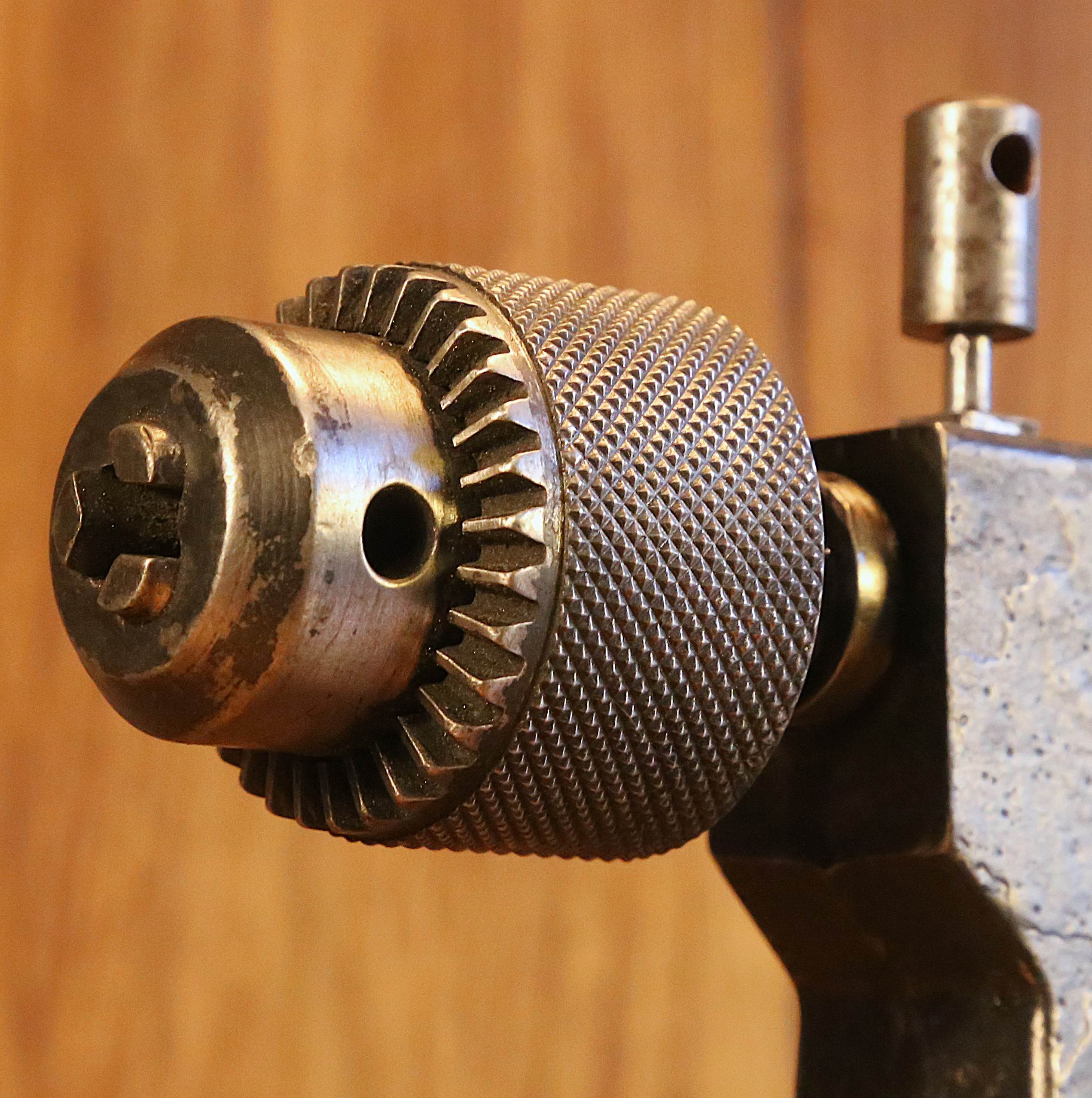Lampe upcycling outil ancien en métal – Image 9