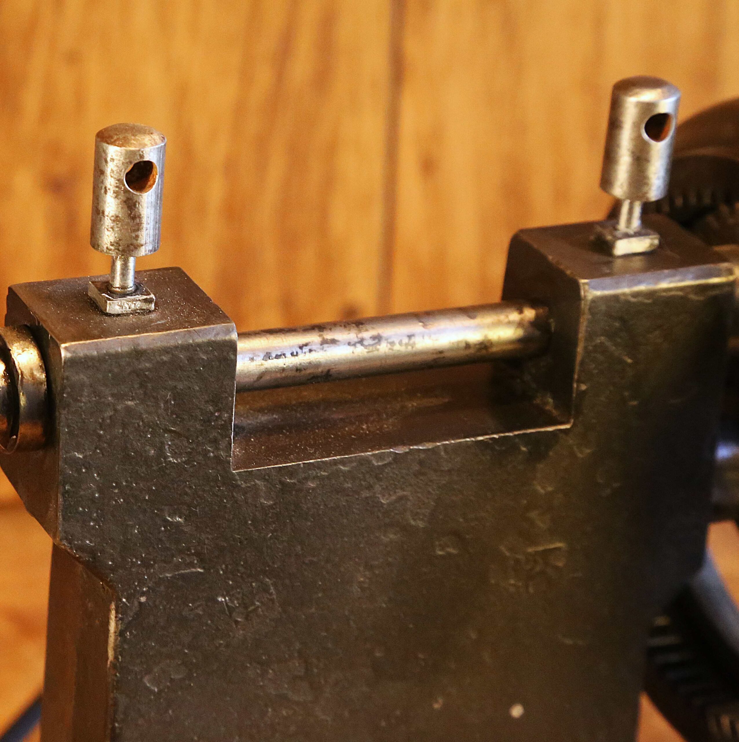 Lampe upcycling outil ancien en métal – Image 10