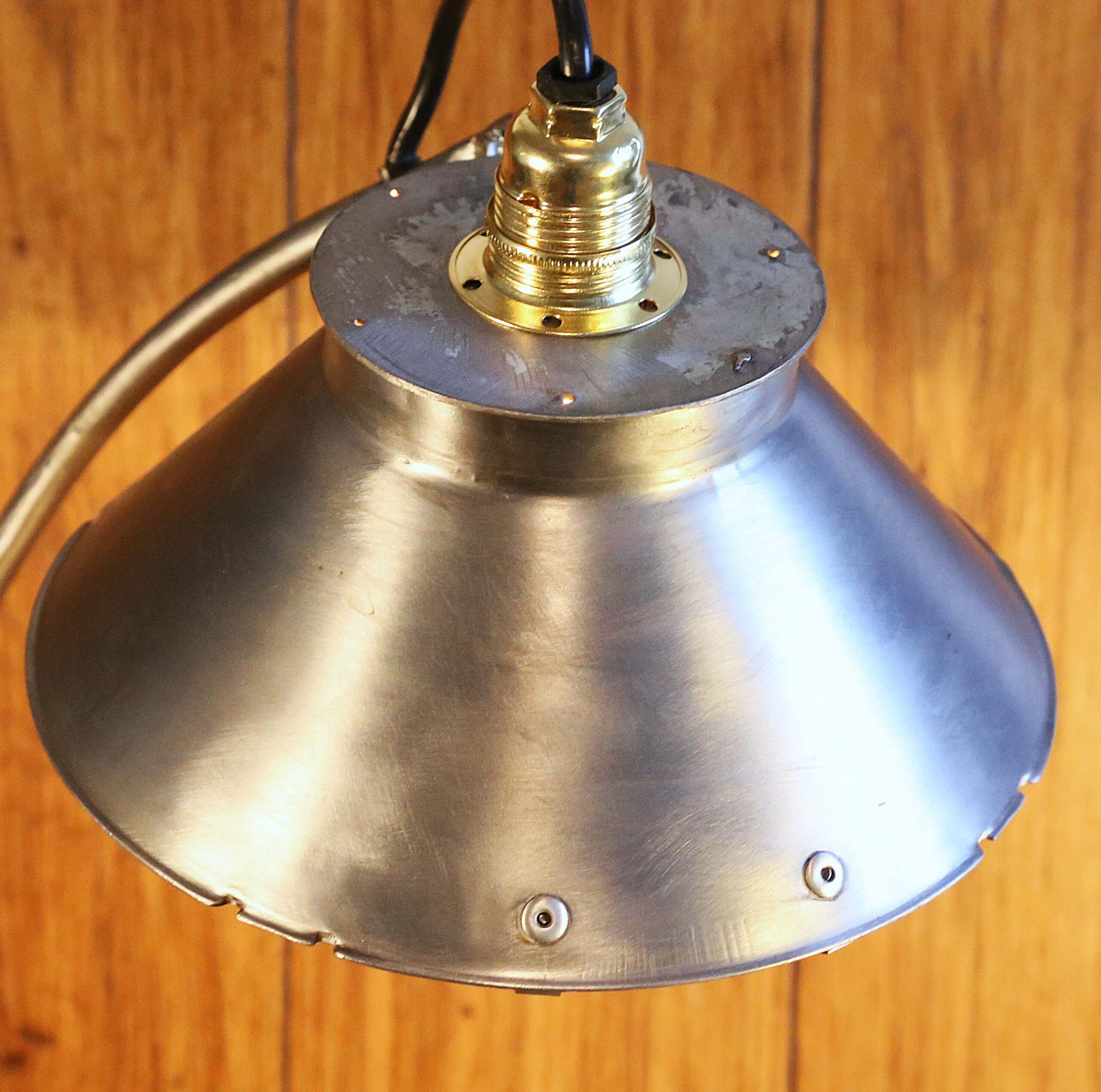 Lampe upcycling outil ancien en métal – Image 11
