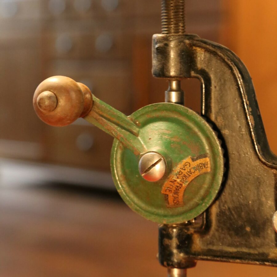 Lampe upcycling outil ancien en métal – Image 3