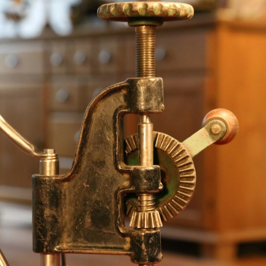 Lampe upcycling outil ancien en métal – Image 4