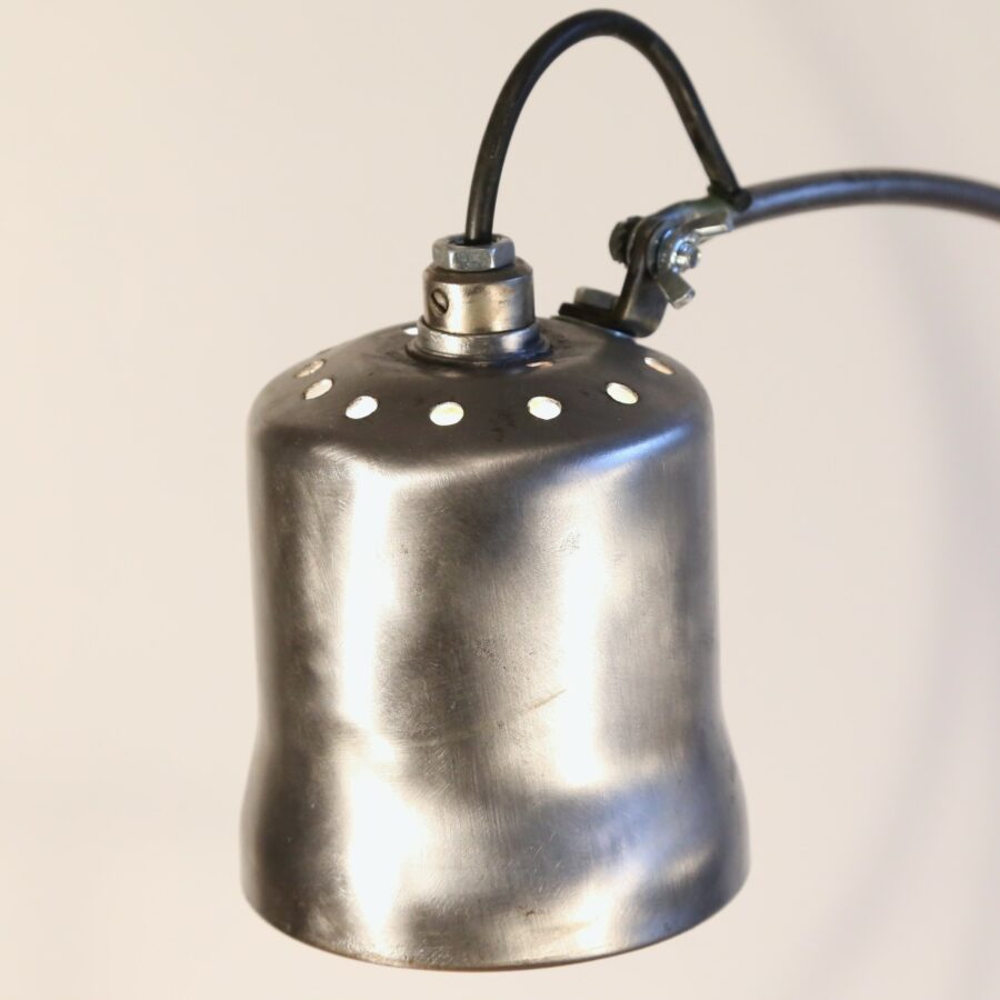 Lampe upcycling outil ancien en métal – Image 6