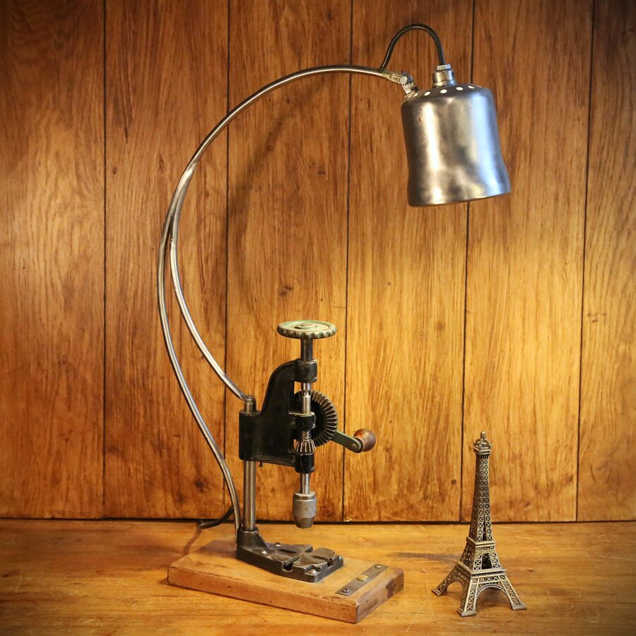 Lampe upcycling outil ancien en métal