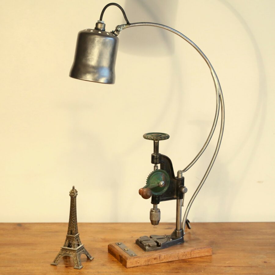 Lampe upcycling outil ancien en métal perceuse à colonne