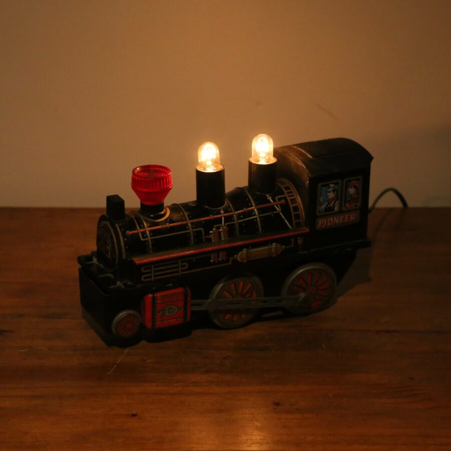 Lampe veilleuse jouet locomotive vintage en métal