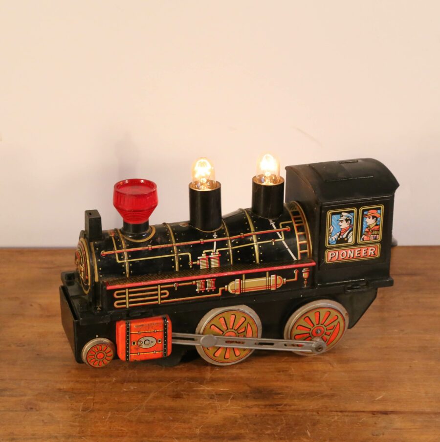 Lampe veilleuse jouet locomotive vintage en métal – Image 3