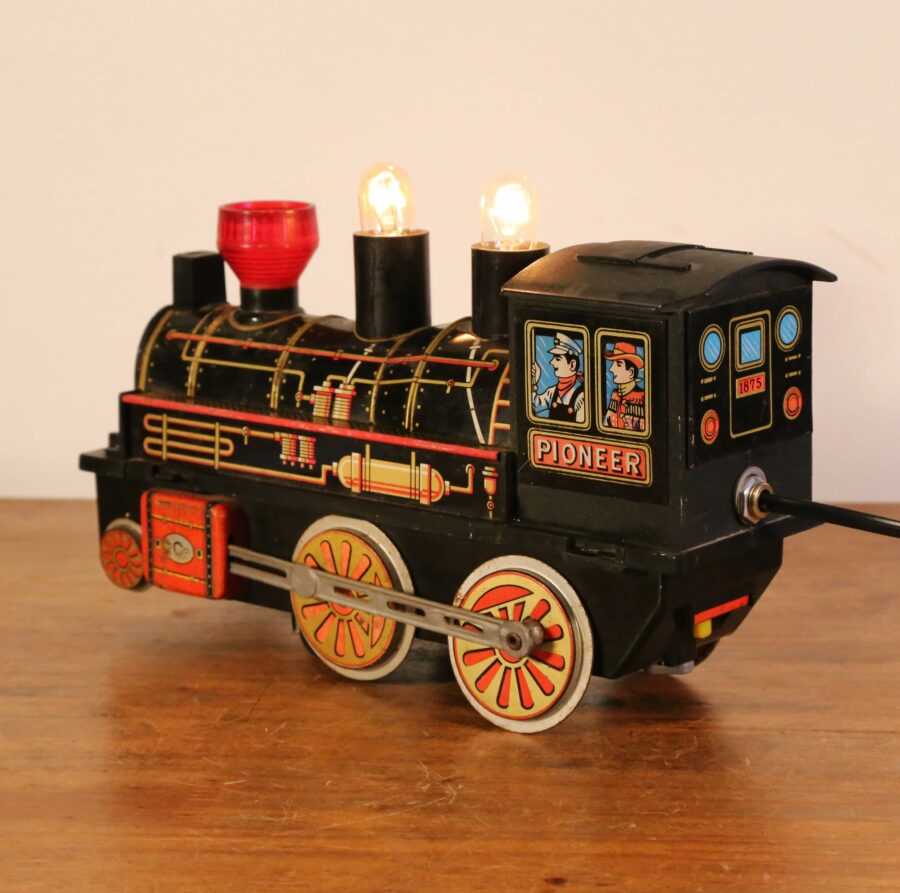 Lampe veilleuse jouet locomotive vintage en métal – Image 4