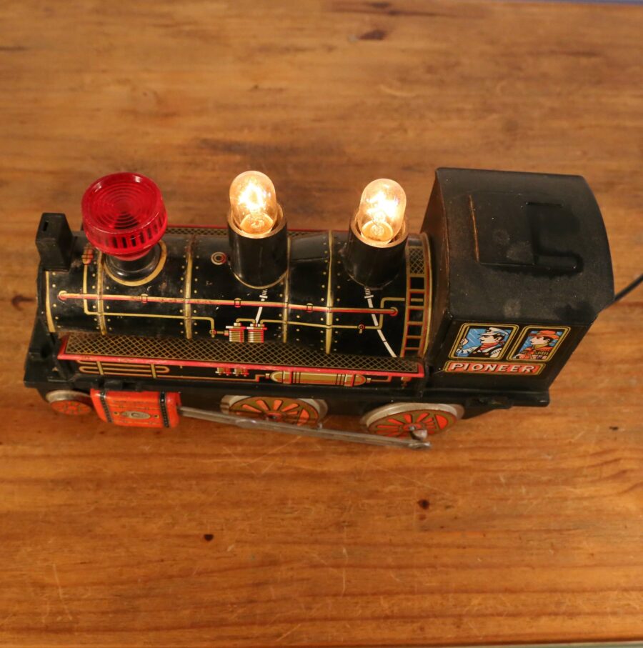Lampe veilleuse jouet locomotive vintage en métal – Image 5