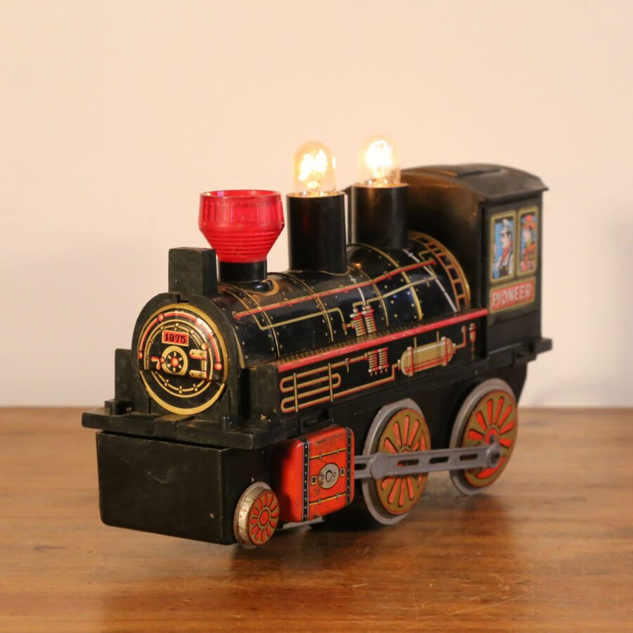 Lampe veilleuse jouet locomotive vintage en métal