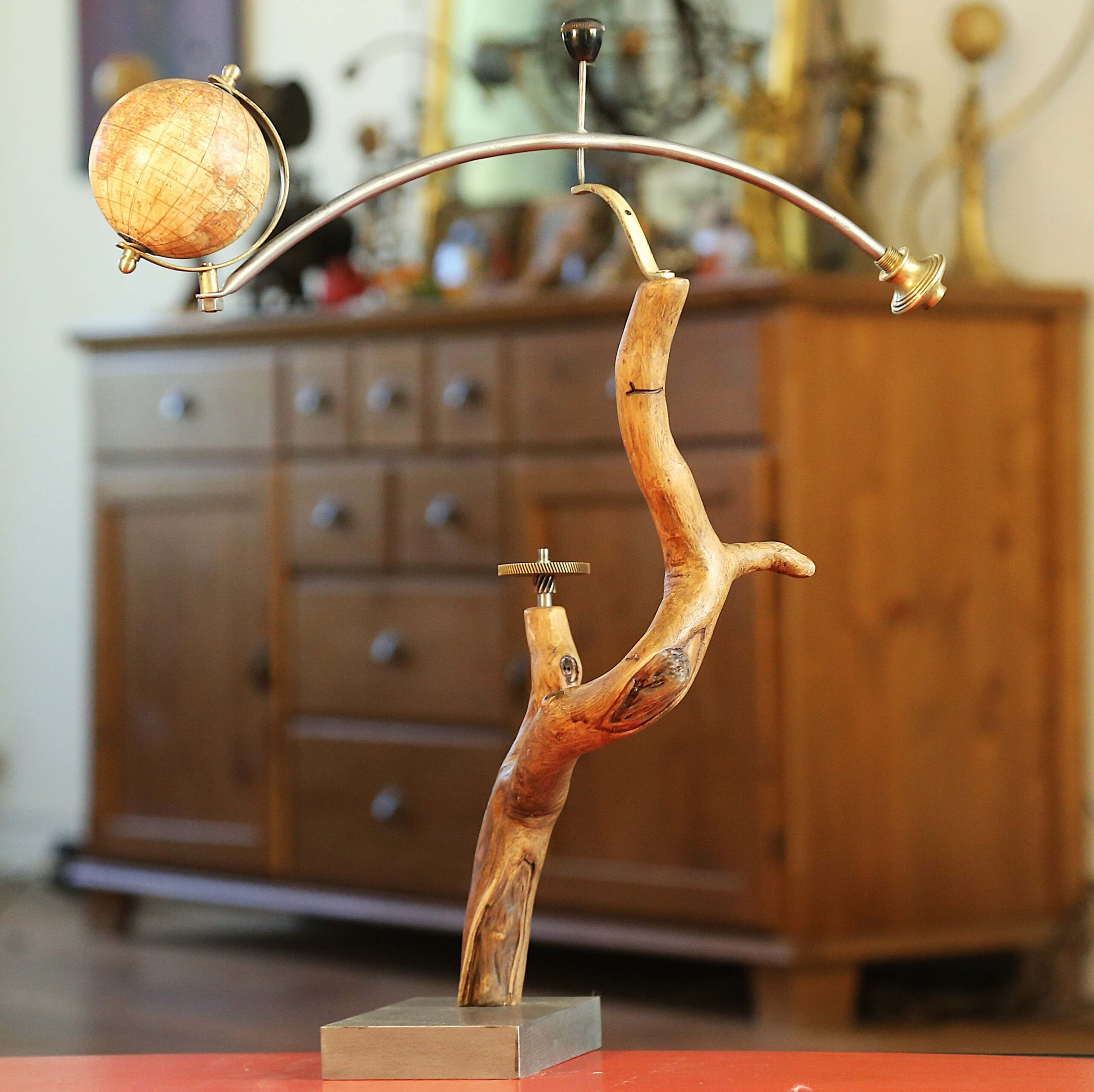Sculpture décorative mobile bois et métal globe terrestre