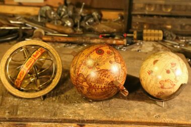 Sphère armillaire et globes terrestres