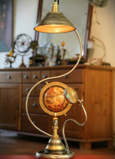 Lampe unique créée à partir d'un ancien microscope de collection en laiton.