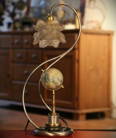 Lampe globe terrestre, volant de machine à coudre et abat jour Art Nouveau